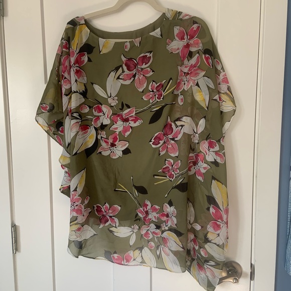 LAURA sheer flowy floral top with built in tank top - Picture 2 of 5